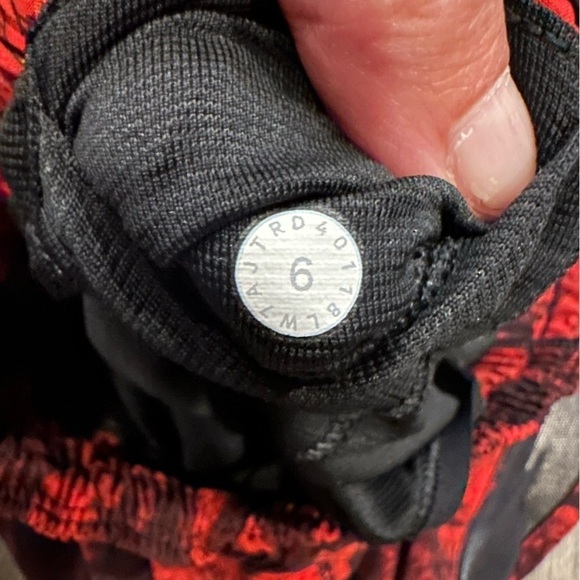 Lululemon Women’s Hotty Hot Short II Running 2.5" Carminetrue Red Black Floral - Picture 11 of 11